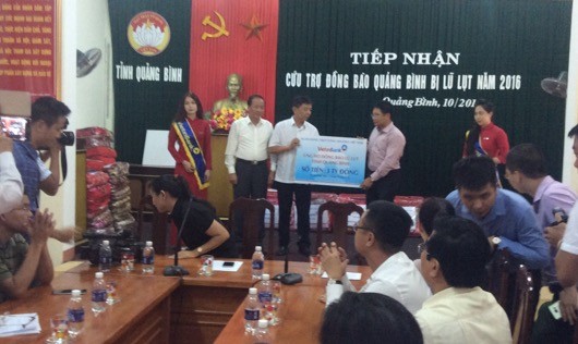Ông Nguyễn Văn Thắng trao 3 tỷ đồng cho Ông Nguyễn Hữu Hoài, Phó Bí thư Tỉnh ủy - Chủ tịch UBND tỉnh Quảng Bình