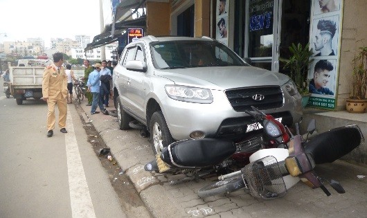 Chiếc ô tô "nằm gọn" trên vỉa hè