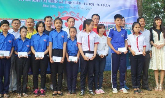 Ban tổ chức trao học bổng cho các em học sinh hiếu học