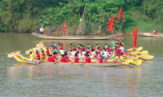 GIải đua thuyền truyền thống nhân kỷ niệm 110 năm ngày sinh Cố Tổng Bí thư Lê Duẫn