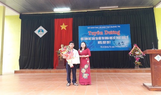 Lãnh đạo Sở GD&ĐT tỉnh Quảng Trị tặng hoa và quà cho em Phạm Huy
