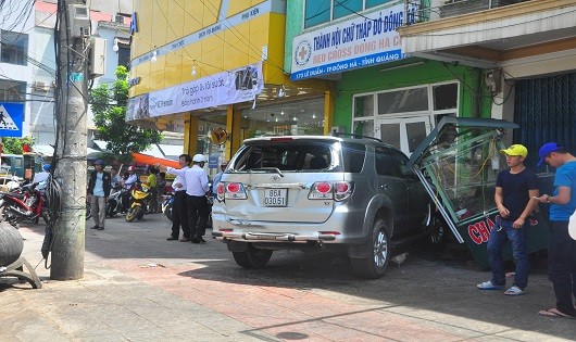 Sau khi bị tông, ôtô Toyota Fortune lao lên vỉa hè, đâm vào nhà dân