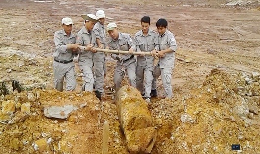 Lực lượng rà phá bom mìn đang di dời quả bom đến nơi an toàn để tiến hành hủy nổ