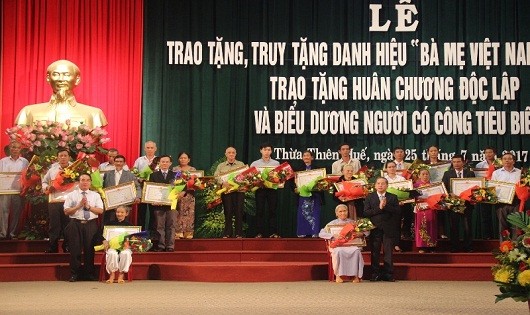 Lãnh đạo tỉnh TT-Huế trao danh hiệu “Bà mẹ Việt Nam anh hùng” của Chủ tịch nước vừa truy tặng cho 24 mẹ.