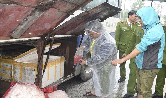 Lực lượng Công an đang tiến hành kiểm tra và tạm giữ số hàng trên