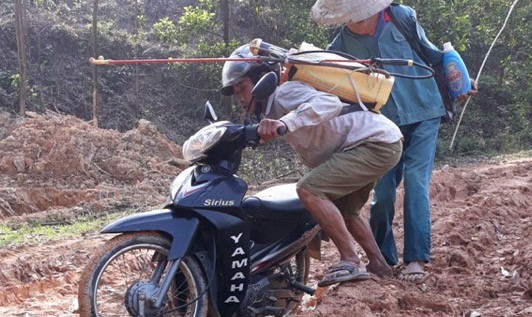 Đường vào Khu di tích đi lại hết sắc khó khănăn nhưng từ nhiều năm không được nâng cấp 