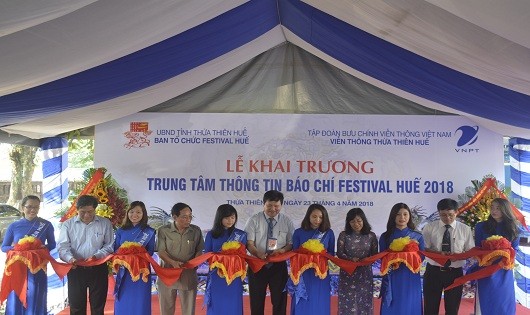 Cắt băng khai trương Trung tâm thông tin báo chí Festival Huế 2018