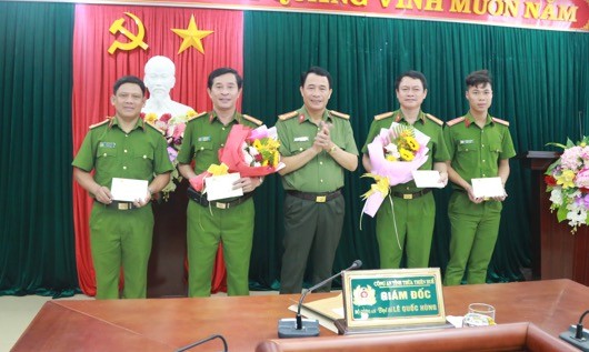 Đại tá Lê Quốc Hùng (người đứng giữa) khen thưởng các đơn vị phá nhanh vụ án 