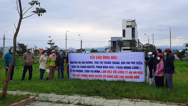 Nhiều người dân cầm băng rôn đến dự án xây nhà ở Khu dân cư thị trấn Núi Thành đò sỏ đỏ.