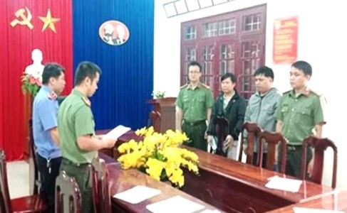 Cơ quan điều tra tống đạt quyết định khởi tố đối với Nguyễn Doãn Nghĩa và Lê Hiếu Đức.