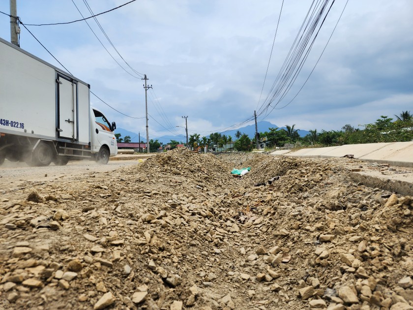 Một rãnh sâu trên tuyến đường DT601 đoạn qua xã Hoà Sơn, huyện Hoà Vang.