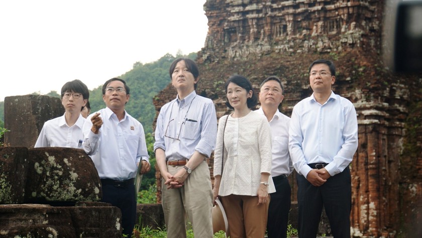 Hoàng Thái tử Nhật Bản Fumihito Akishino cùng Công nương Kawashima Kiko nghe thuyết minh về các giá trị văn hóa, lịch sử của Di sản Văn hóa thế giới Mỹ Sơn.