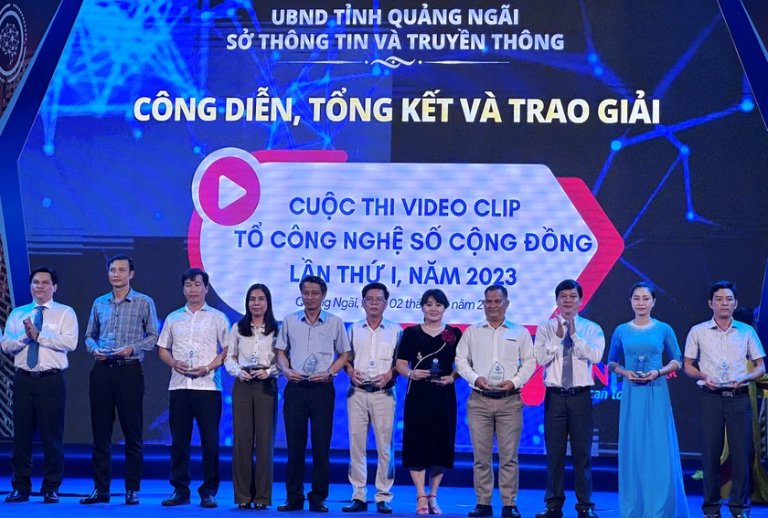 Ban tổ chức trao giải cho các đơn vị tham gia cuộc thi.