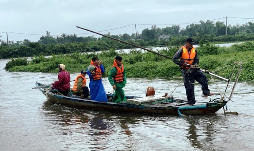 Lực lượng chức năng tổ chức tìm kiếm thi thể anh L.,