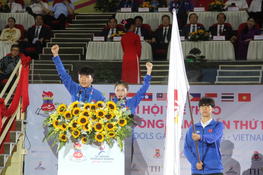 Đại diện vận động viên thực hiện nghi thức tuyên thệ tại Đại hội Thể thao học sinh Đông Nam Á lần thứ 13.
