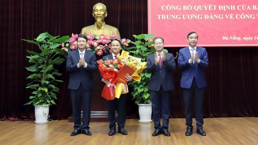 Lãnh đạo thành phố Đà Nẵng chúc mừng ông Nguyễn Đình Vĩnh (thứ hai từ trái sang) được chuẩn y chức Phó Bí thư Thành ủy Đà Nẵng.