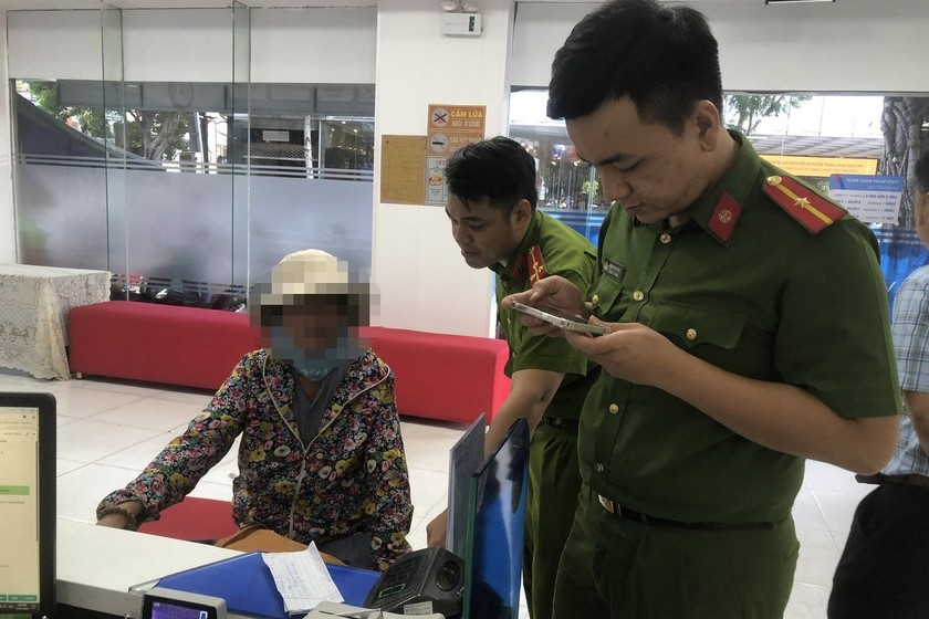 Công an phường Nam Dương xác minh thông tin và ngăn chặn người dân chuẩn bị chuyển tiền cho kẻ lừa đảo.