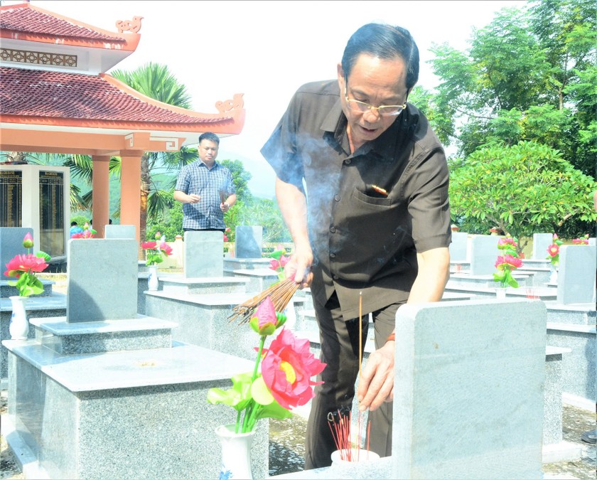 Thượng tướng Trần Quang Phương thắp hương trên các mộ phần liệt sĩ tại Nghĩa trang liệt sĩ huyện Trà Bồng.