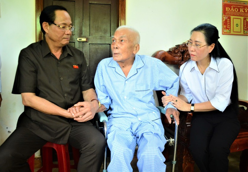 Thượng tướng Trần Quang Phương thăm, tặng quà thương binh Võ Toàn.