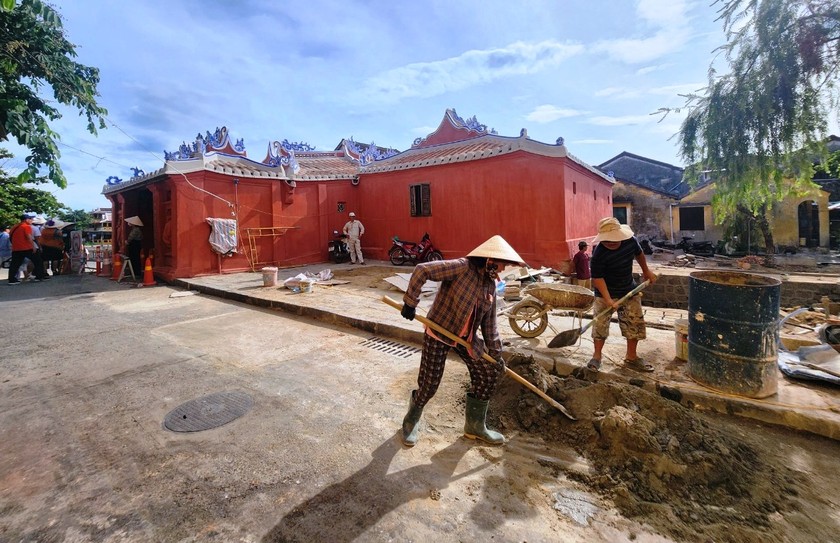 Các tốp thợ vẫn đang hối hả hoàn thiện những phần việc cuối cùng để chuẩn bị cho lễ khánh thành di tích này vào đầu tháng 8 tới đây.