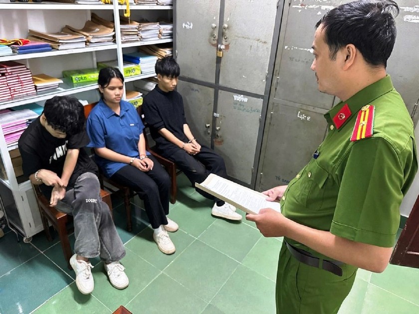 3 nghi phạm người Trung Quốc tại cơ quan Công an tỉnh Quảng Ngãi.