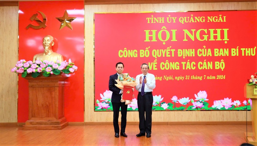 Ông Hoàng Đăng Quang - Phó Trưởng Ban Tổ chức Trung ương trao Quyết định cho ông Nguyễn Hoàng Giang.