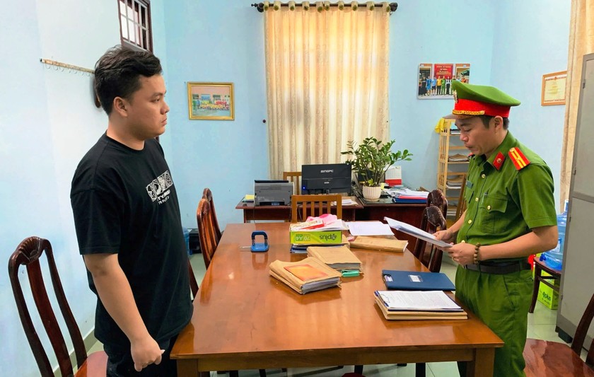 Lực lượng chức năng đọc lệnh bắt người trong trường hợp khẩn cấp đối với Phạm Đăng Trình.