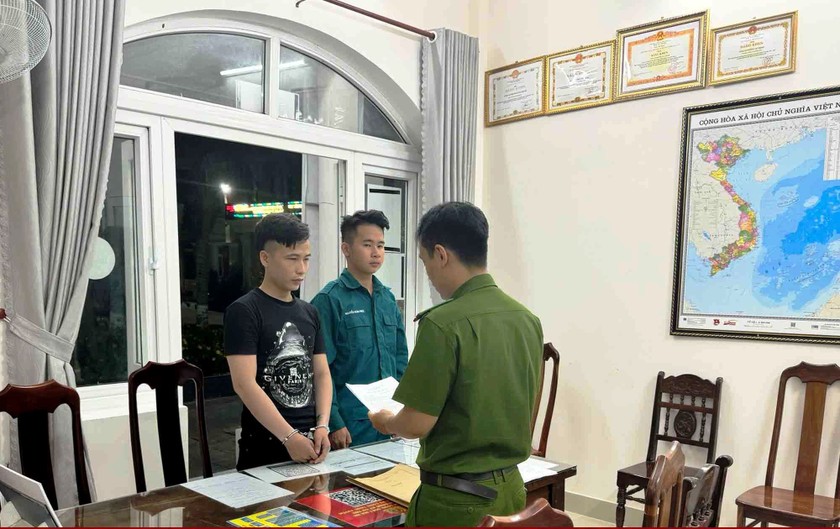 Lực lượng chức năng đọc lệnh khởi tố, bắt giam đối với Nguyễn Tấn Cường.
