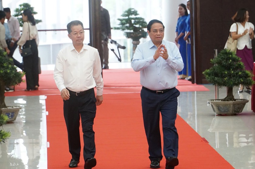 Thủ tướng đến dự và chủ trì Hội nghị toàn quốc nâng cao hiệu quả cung cấp và sử dụng dịch vụ công trực tuyến sáng 31/8.