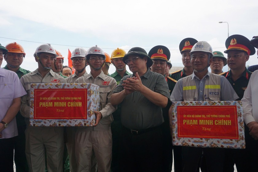 Thủ tướng tặng quà các công nhân tại cao tốc Hòa Liên - Túy Loan.
