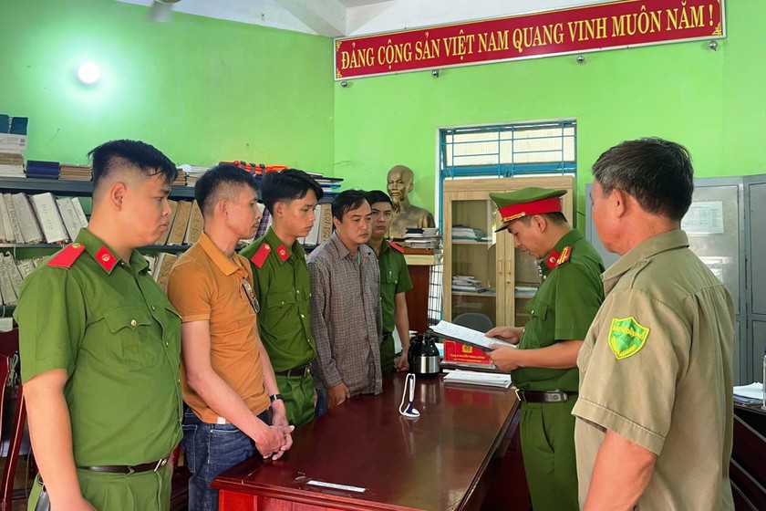 Lực lượng chức năng đọc lệnh bắt tạm giam đối với Võ Tấn Phi và Nguyễn Thụy Kha.