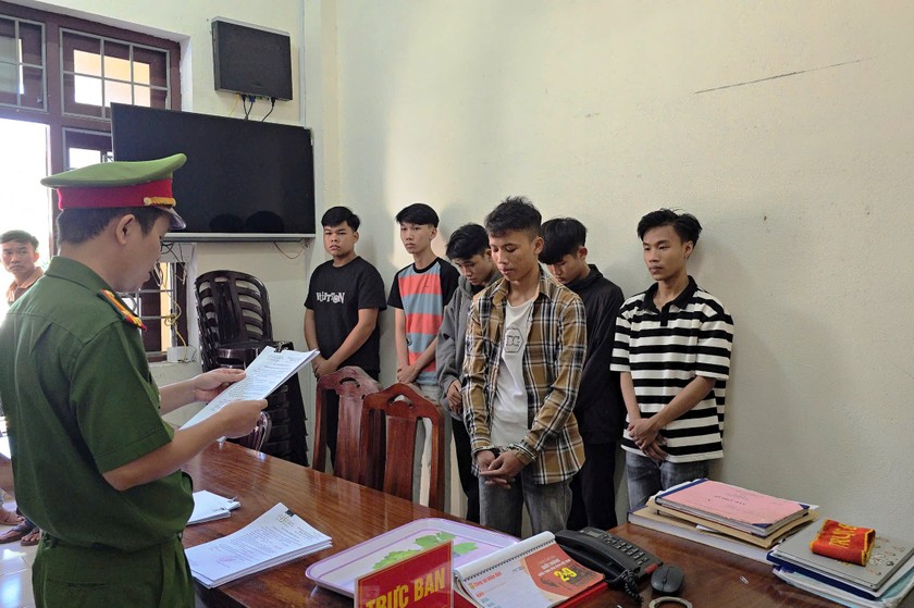 Lực lượng chức năng đọc lệnh khởi tố đối với 2 nhóm thanh niên tham gia hỗn chiến.