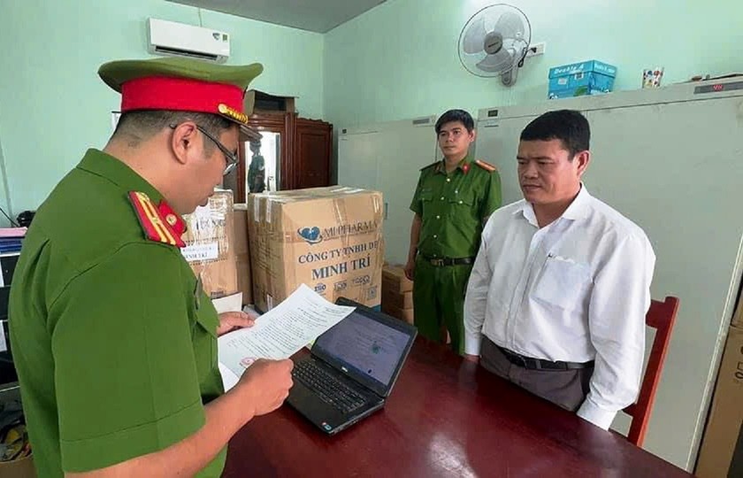 Cơ quan Cảnh sát điều tra tống đạt quyết định khởi tố bị can đối với Lê Minh Việt, Chủ tịch UBND xã Đức Lợi.