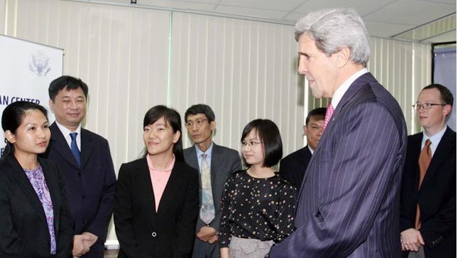 Ngoại trưởng John Kerry gặp gỡ cán bộ, giảng viên Chương trình giảng dạy kinh tế Fulbright tại Thành phố Hồ Chí Minh. (Ảnh: Thanh Vũ – TTXVN)