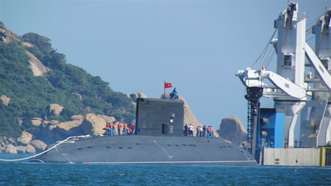 Quốc kỳ tung bay trên tàu ngầm Hà Nội tại quân cảng Cam Ranh
