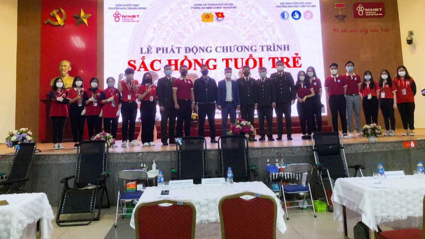 Trường Đại học Luật Hà Nội phối hợp tổ chức Chương trình hiến máu "Sắc hồng tuổi trẻ"