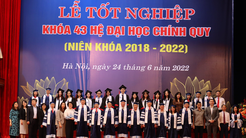 Khách mời, lãnh đạo Trường chụp ảnh cùng 21 sinh viên xếp loại xuất sắc trong học tập.