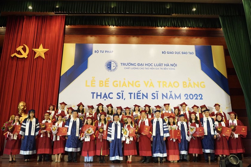 Lãnh đạo Nhà trường trao Bằng Tiến sĩ cho các học viên 