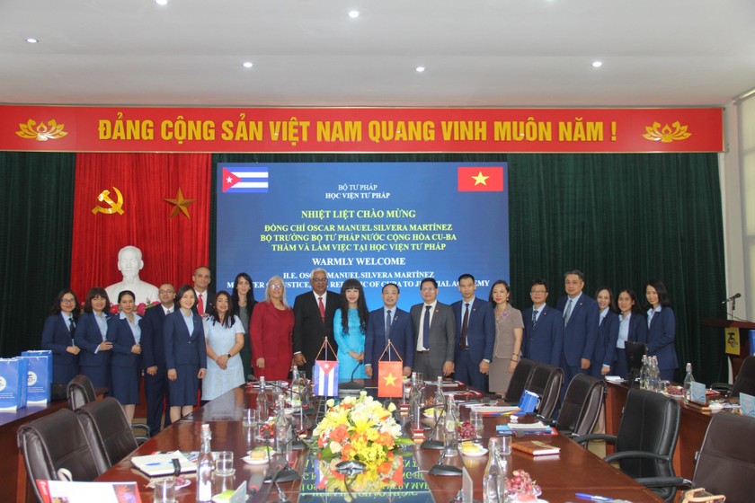 Lãnh đạo Học viện Tư pháp chụp ảnh lưu niệm cùng Đoàn cán bộ nước Cộng hoà Cu-ba.