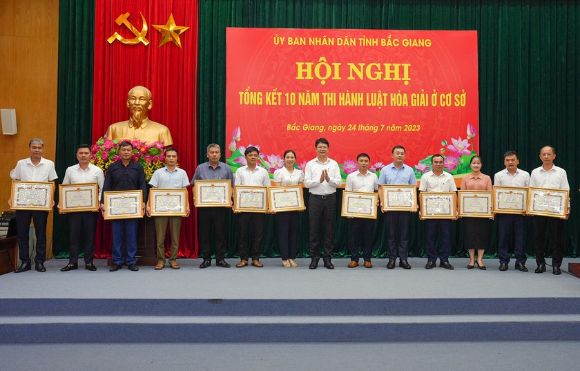 Thứ trưởng Nguyễn Thanh Tịnh trao Bằng khen của UBND tỉnh Bắc Giang cho các tập thể có thành tích xuất sắc trong công tác hoà giải ở cơ sở.