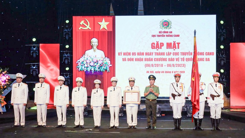 Thừa ủy quyền của Chủ tịch nước, Thứ trưởng Trần Quốc Tỏ trao Huân chương Bảo vệ Tổ quốc hạng Ba tặng Cục Truyền thông CAND.