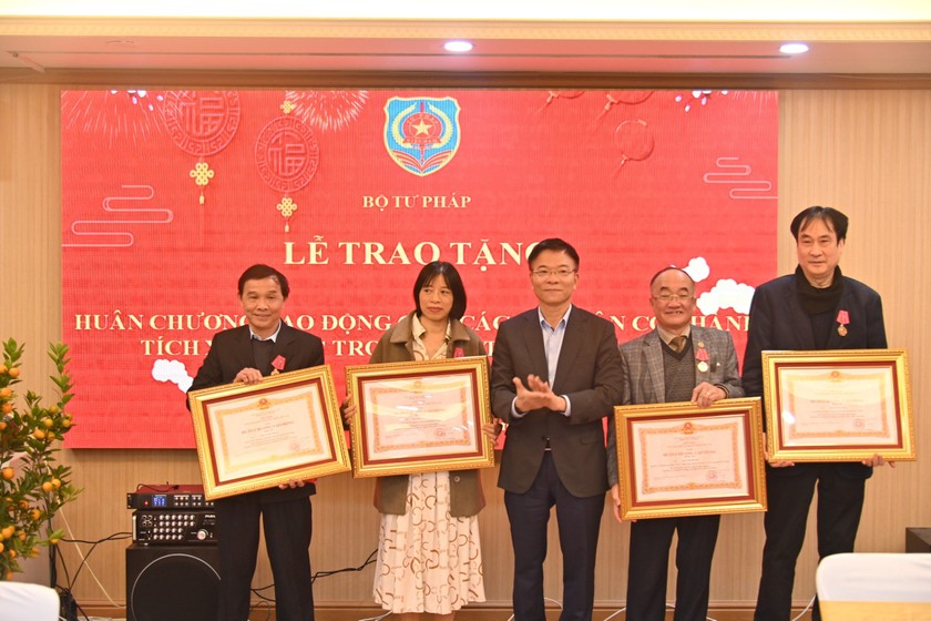 Bộ trưởng Lê Thành Long trao tặng Huân chương Lao động cho các cá nhân có thành tích xuất sắc trong quá trình công tác.