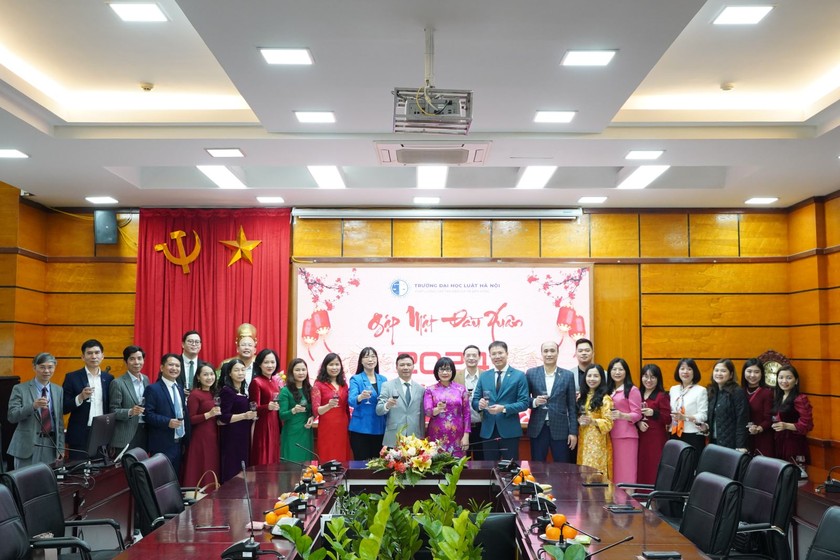 Thứ trưởng Đặng Hoàng Oanh gặp mặt và chúc tết đầu xuân viên chức và người lao động của Trường Đại học Luật Hà Nội.