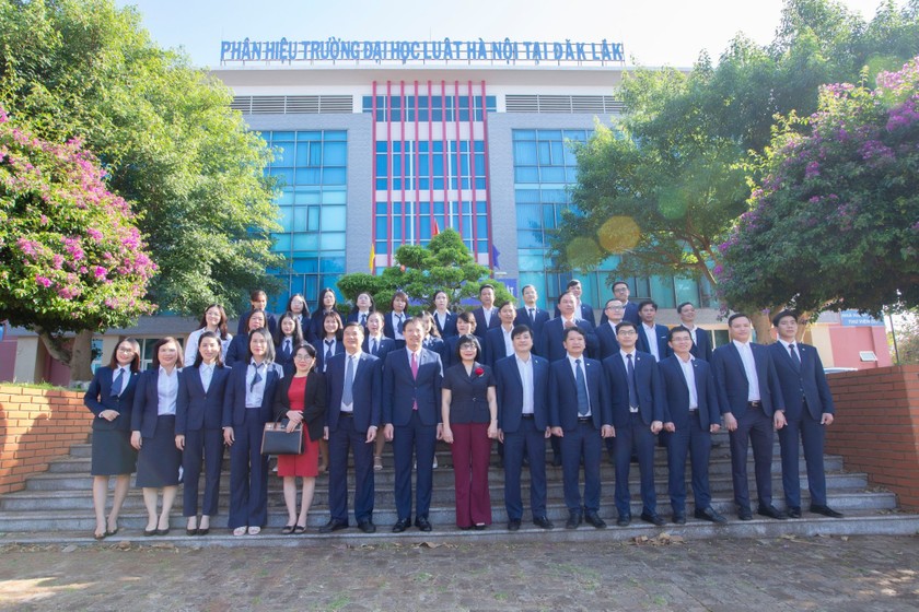 Thứ trưởng Đặng Hoàng Oanh chụp ảnh lưu niệm cùng Lãnh đạo Trường Đại học Luật Hà Nội và Phân hiệu tại tỉnh Đắk Lắk.