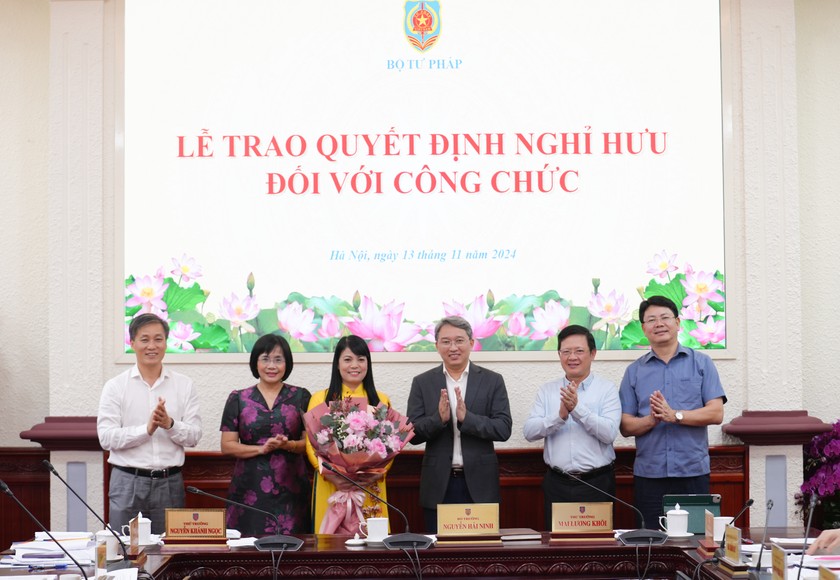 Bộ Tư pháp trao Quyết định nghỉ hưu cho công chức