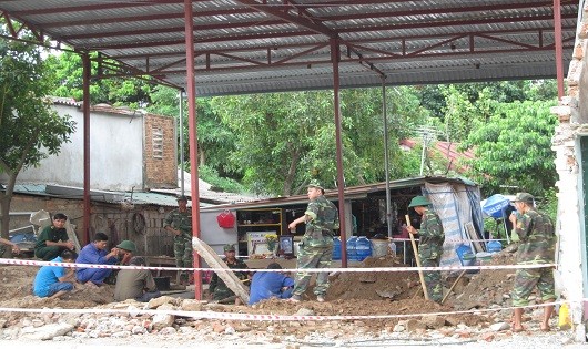 Cơ quan chức năng khoanh vùng khu vực phát hiện hầm đạn và hài cốt liệt sỹ