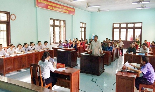 Nhiều người dân trên địa bàn huyện Đakrông (tỉnh Quảng Trị) đã đến theo dõi phiên xét xử 