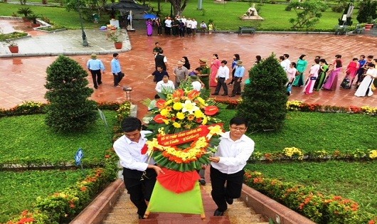 Đoàn làm lễ dâng hương tại Thành cổ Quảng Trị (ảnh: Hoa Sen)