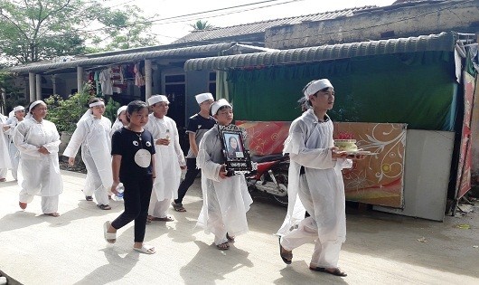 Con trẻ bỗng chốc thành trẻ mồ côi sau vụ tai nạn giao thông thảm khốc làm 13 người tử vong