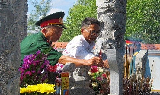 Các cựu binh dâng nén tâm nhang trước các đồng đội đã hy sinh